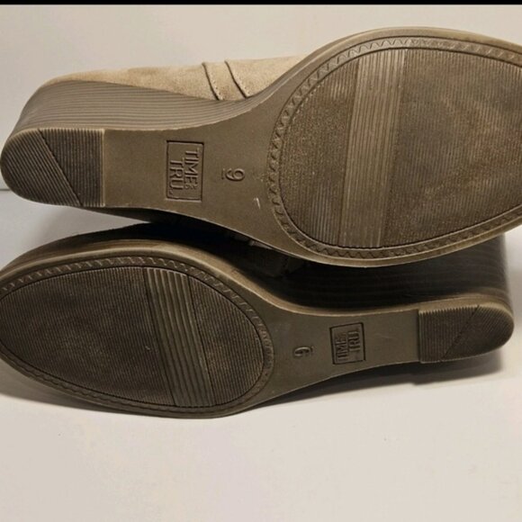 Time and Tru Sz 9 Beige 4" Wedge Ankle Zip Closed Toe Bootie - Picture 7 of 8